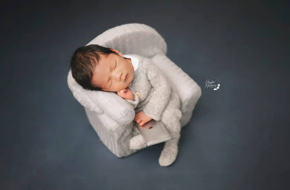 baby-on-sofa-Newborn-photo-milton-9217