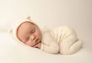 Tushi-pose_newborn-photography-milton