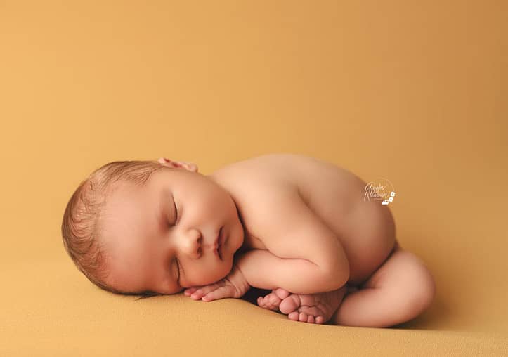 Womb-pose-newborn-photography-milton